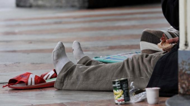 Carabiniere dona sandali al senzatetto sorpreso a rubare