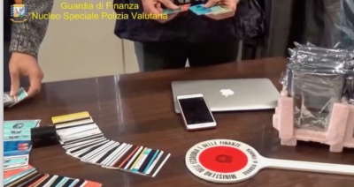 Guardia di Finanza: disarticolato sodalizio criminale dedito all&#039;uso di carte di credito clonate - 7 arresti - video