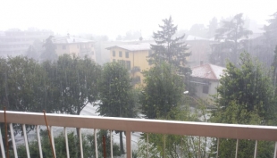 Reggio Emilia - Un tifone si abbatte sulla città: pioggia, vento e grandine come non si erano mai viste prima