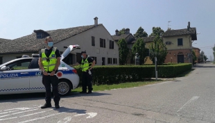 Auto confiscata dalla polizia locale: il conducente fermato per la quarta volta senza assicurazione.