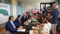 Un momento della conferenza stampa con il presidente Bonaccini, al centro nel lato di sinistra del tavolo, e l'assessore regionale ai Trasporti, Donini, alla sua sinistra 