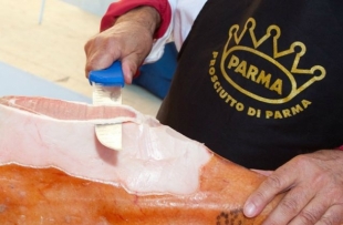 Sotto i Portici del Grano spazio al gusto con il Festival del Prosciutto di Parma