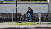 Bisogna armarsi di una gran pazienza. Il tunnel è ancora lungo da percorrere.