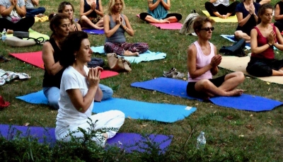 Yoga nel parco di Villa Parma: gratuito e aperto a tutti