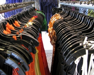 Saldi: Coldiretti, spesa abbigliamento e scarpe al minimo da 15 anni