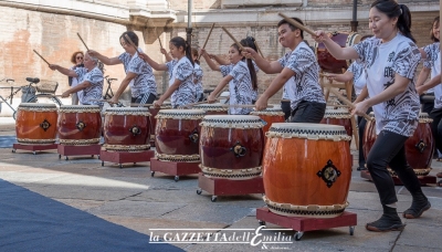 La tradizione dei tamburi giapponesi in piazza della Steccata - Foto di Francesca Bocchia