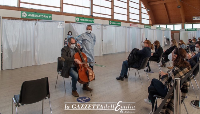 Massimo Tannoia Violoncellista al Polo Vaccinale - Foto Francesca Bocchia - Parma