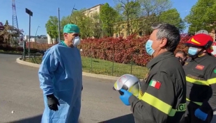 Il saluto dei Vigili del Fuoco al personale del Pronto Soccorso (Video)