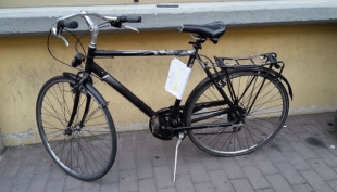 Ruba una bici dal cortile e viene arrestato